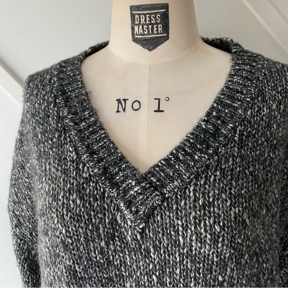 Theory V-Neck Wool Blend Gray Sweater - M - Picture 6 of 12